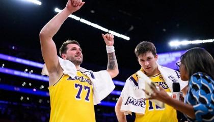 小卡队史第1纪录，文班32+12，均无缘日最佳！东契奇30+三双+绝杀