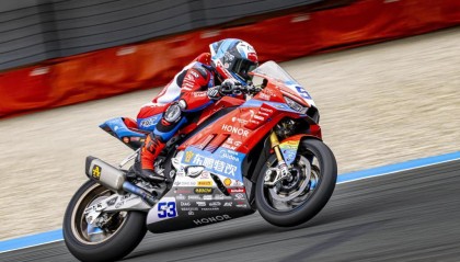 开云官方直播-WSBK匈牙利站首回合正赛，张雪机车车手再夺冠！